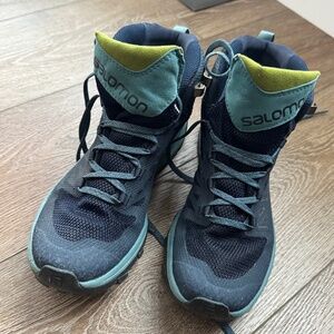 Women’s Salomon Outline GTX hiking boots size 7.5